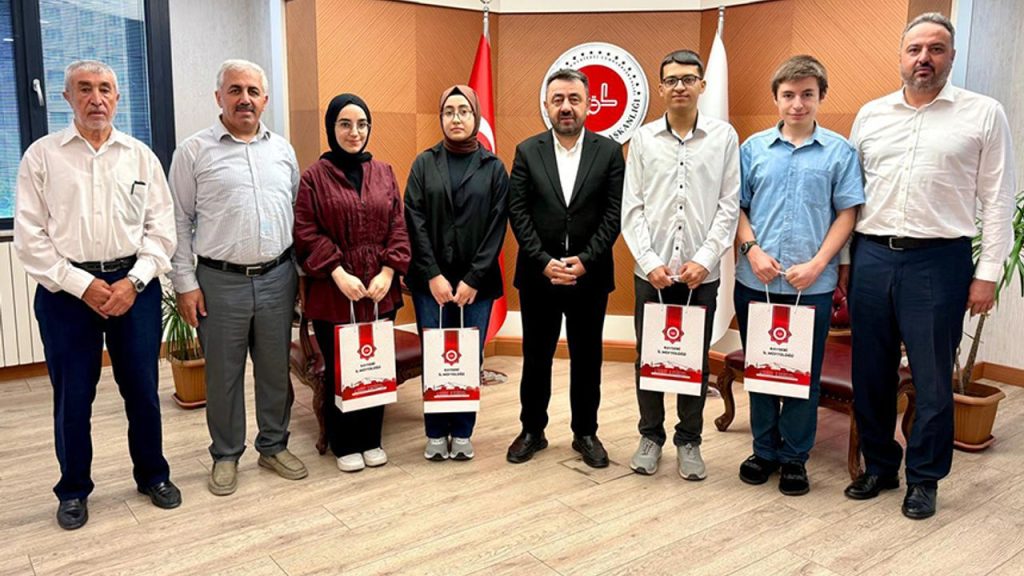 Müftü Ayvaz, YKS’de dereceye giren personel çocuklarını kabul etti