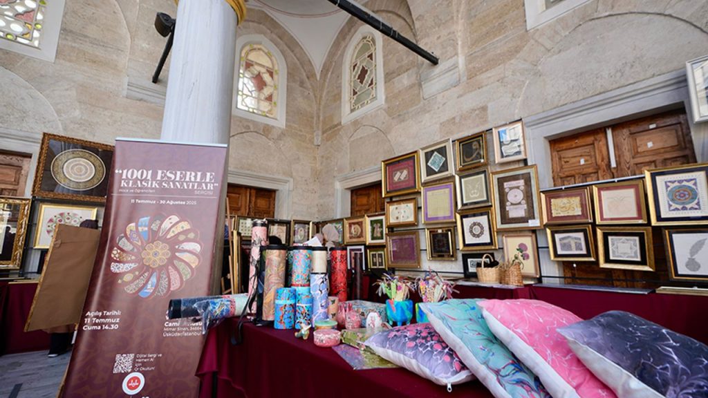 Üsküdar Valide-i Cedid Camii’nin avlusu sanat galerisine dönüştü