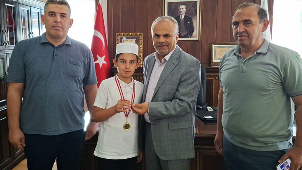 Kur’an yarışmasının birincisi ödülünü Gazzeli çocuklara bağışladı
