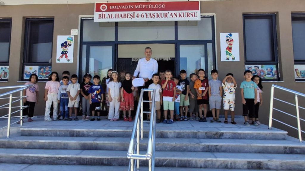 Bolvadin’de minikler yetimler için bir araya geldi