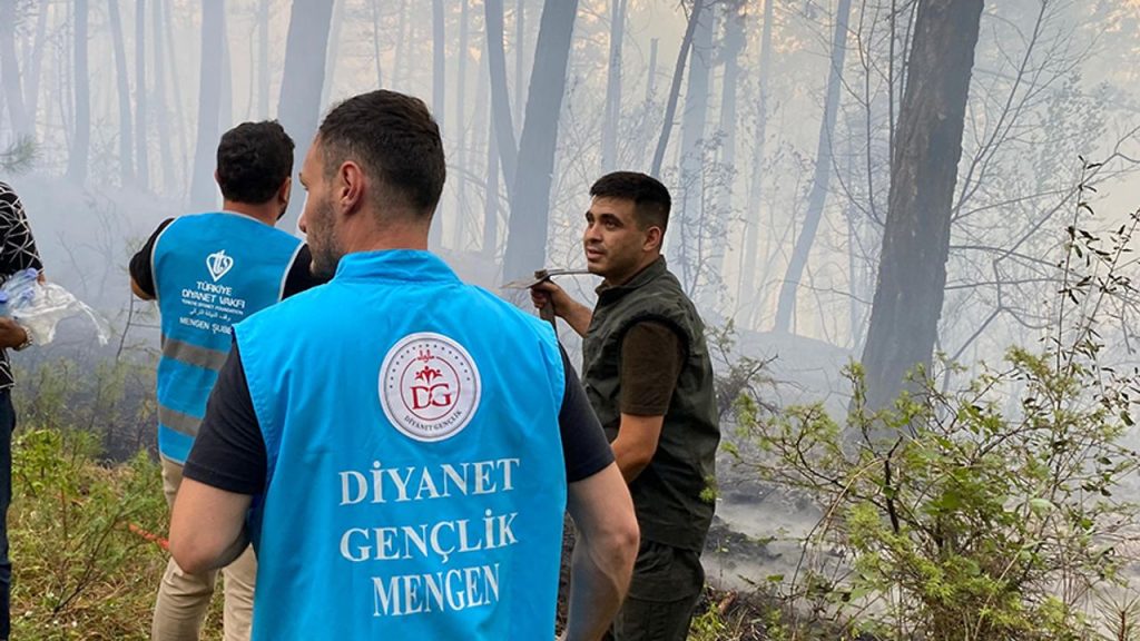Mengen’de din görevlileri yangın söndürme çalışmalarına destek veriyor