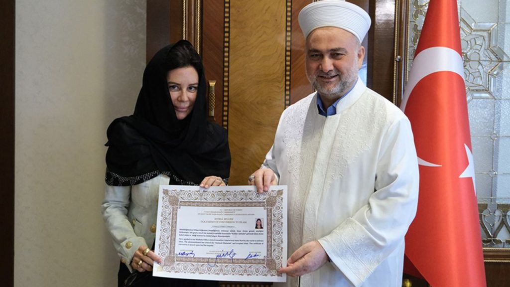 İngiliz Andrea Sheehan Adana’da Müslüman oldu