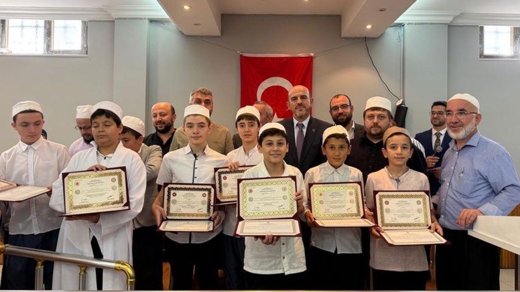 Esenler'de 53 hafız icazetlerini aldı