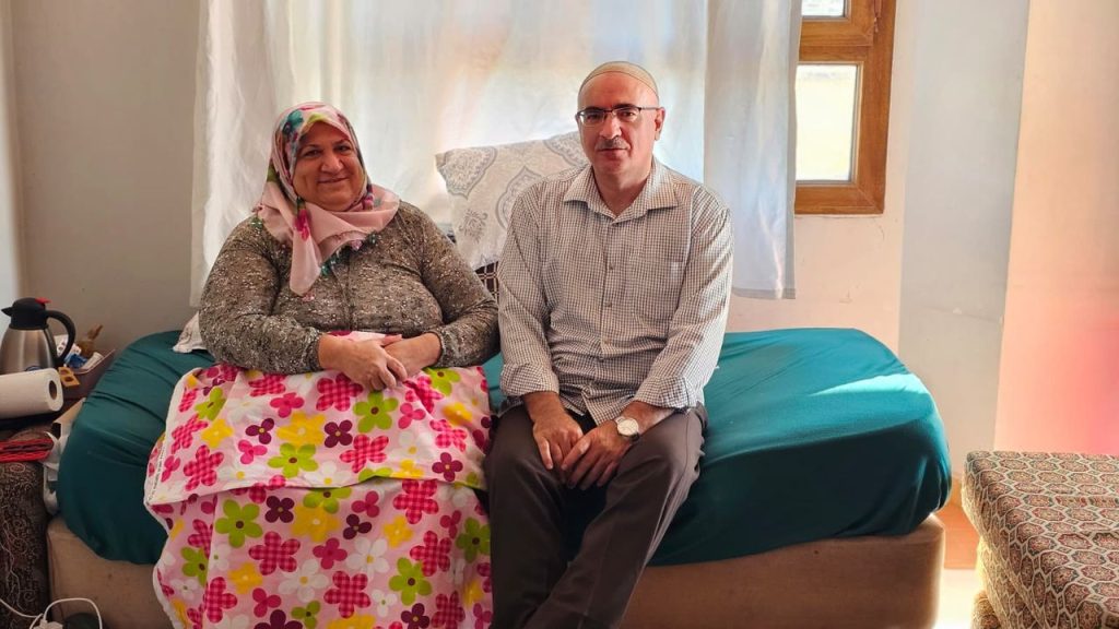 Din görevlisi Işıkgöz, yatalak eşine ‘vefa’ örneği sergiliyor