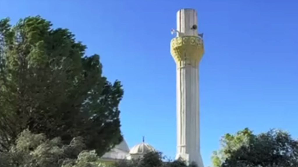 Menteşe’de şiddetli rüzgar minareyi yıktı