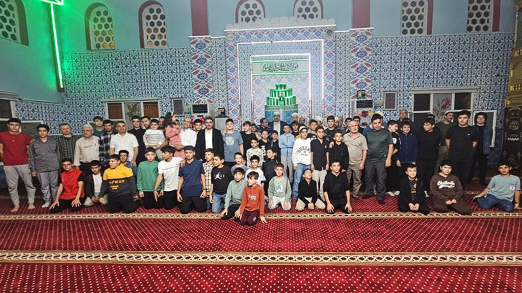 Adana’da imam hatipli gençler camide buluştu