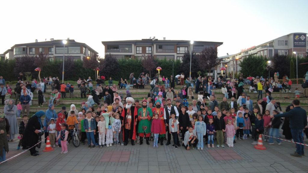 Geleneksel karakterleri canlandıran imamlar çocuklara milli ve manevi değerleri tiyatroyla anlatıyor