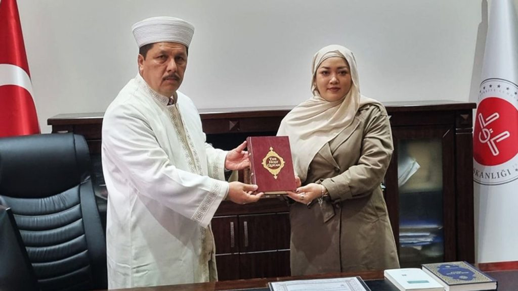 Taylandlı kadın Manisa’da Müslüman oldu