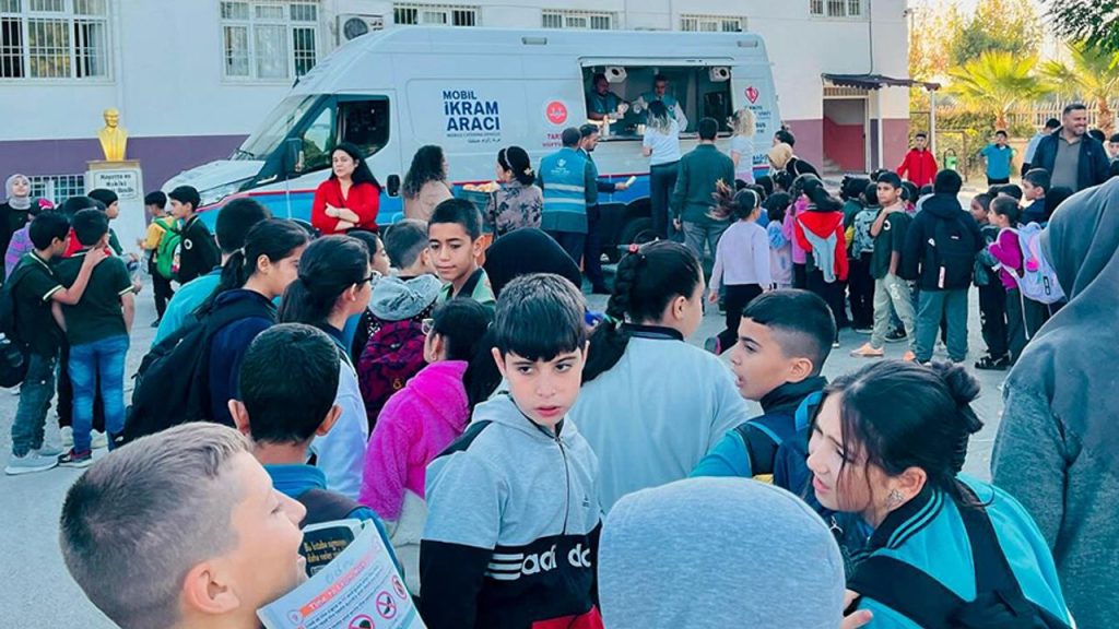 Müftülükten öğrencilere sıcak ikram – Diyanet Haber