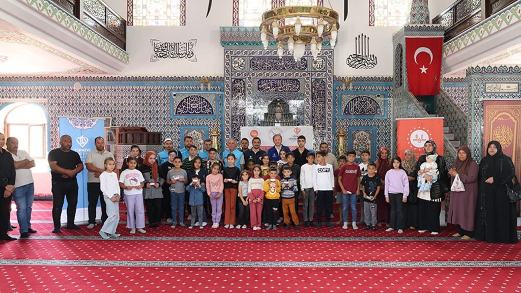 TDV, Elbistan ve Pazarcık’ta 100 aileye alışveriş kartı dağıttı