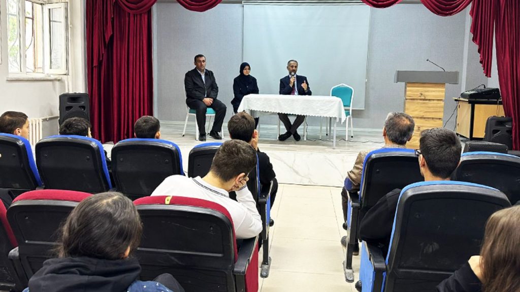 Van’da gençlere yönelik “5 soru 5 cevap” konferansları başladı