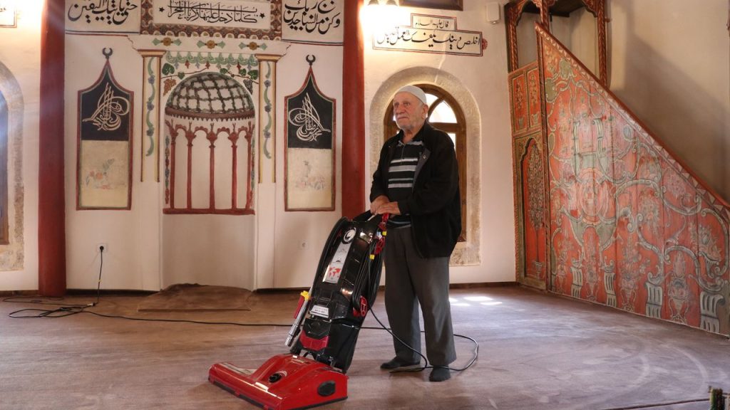 Yozgat’ta 75 yaşındaki gönüllü, tarihi caminin temizliğini yapıyor