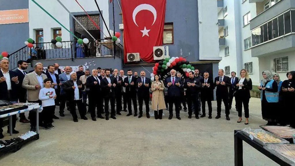 Arsin’de Filistin yararına “Hayır Çarşısı” açıldı