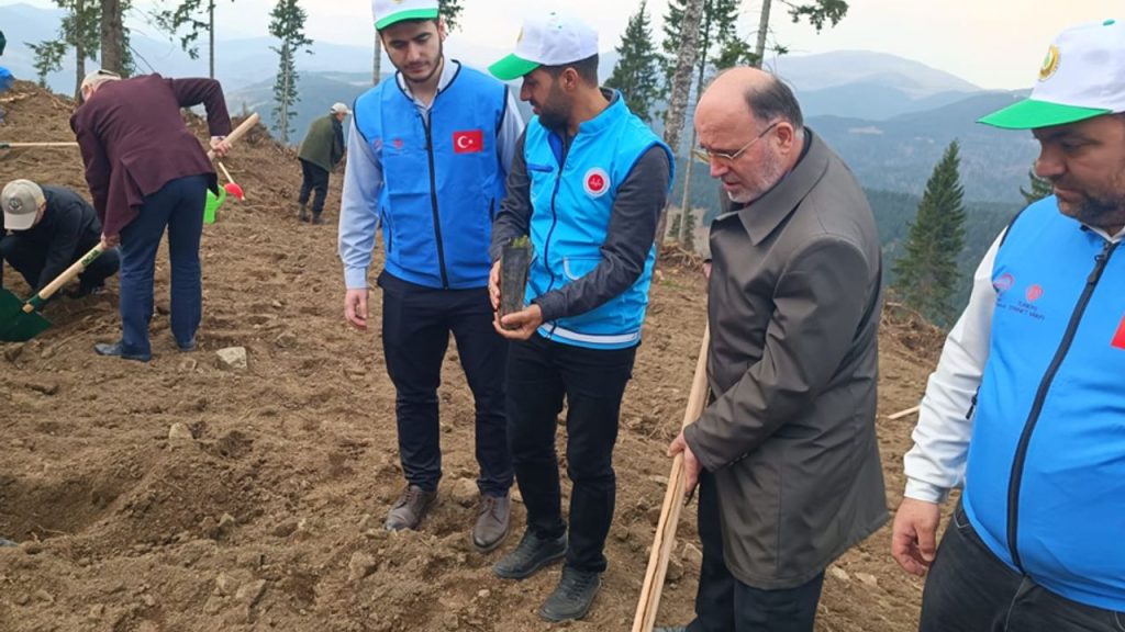 Bolat: Toprak fidanla, dünya merhametle yeşerir