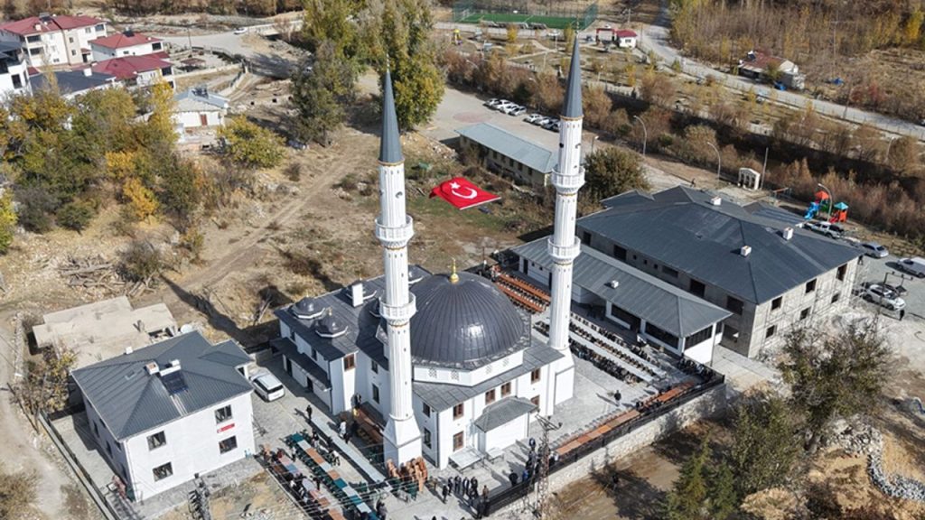 Elbistan’da depremde yıkılan cami yeniden inşa edilerek ibadete açıldı