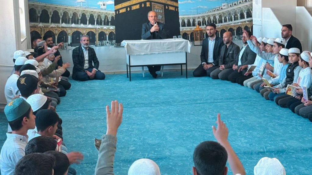 Kozluk Kur’an kurslarında okur yazar buluşması